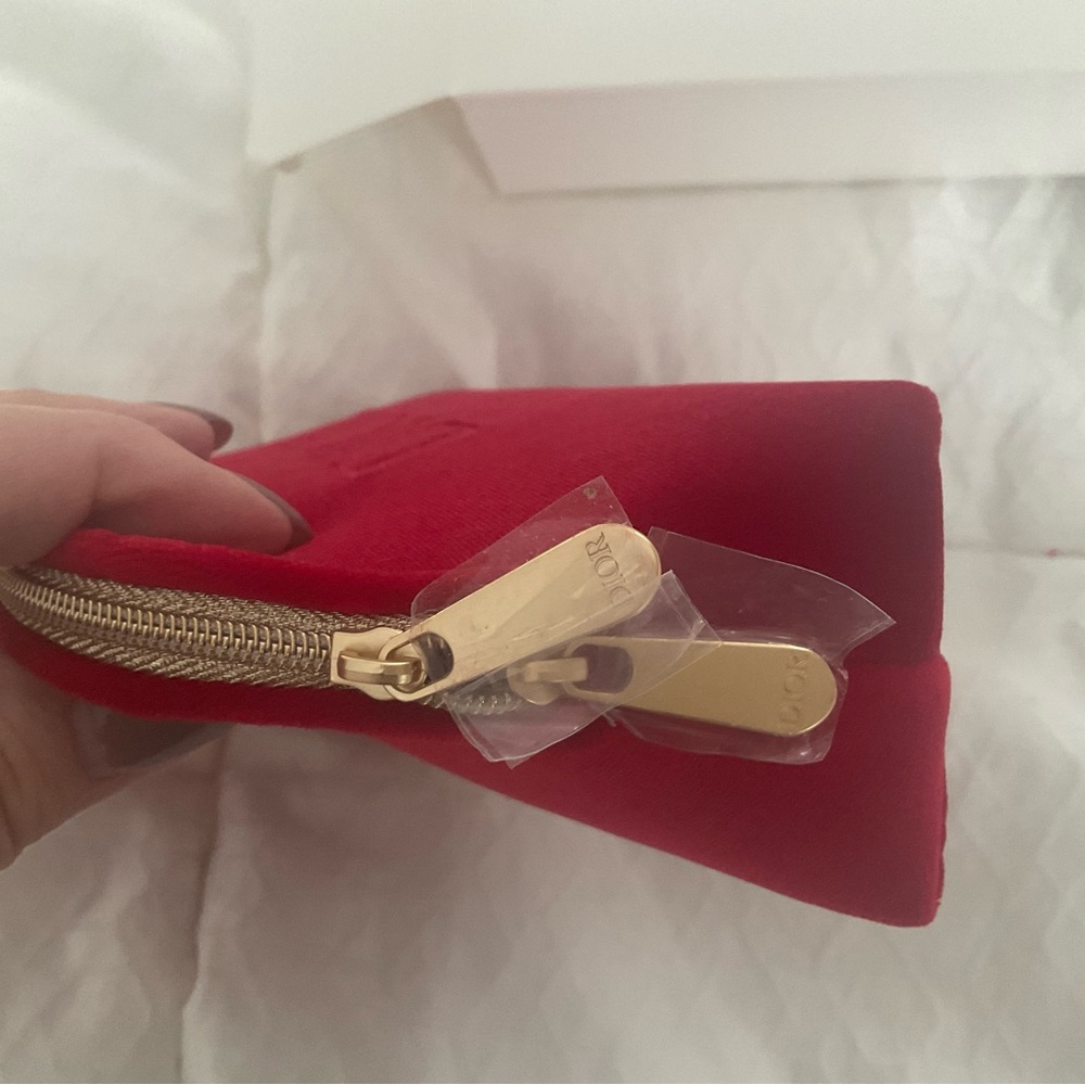 Dior Red Cosmetic Pouch with Sample Miss Dior Eau de Parfum - Picture 3 of 6